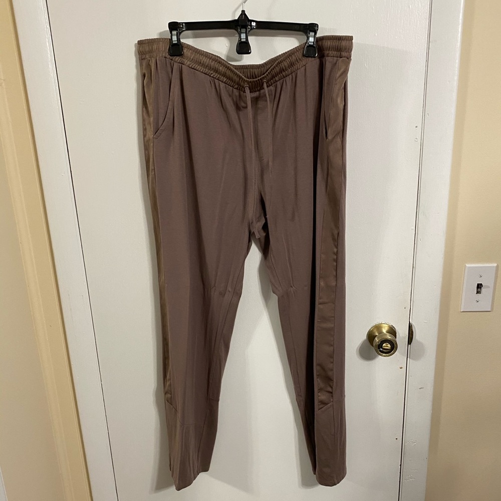 Any Body XL pants w/ silk detail & side pockets.
